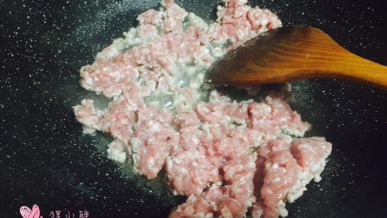 雪菜毛豆炒肉沫,锅内入少量油，下入肉沫翻炒