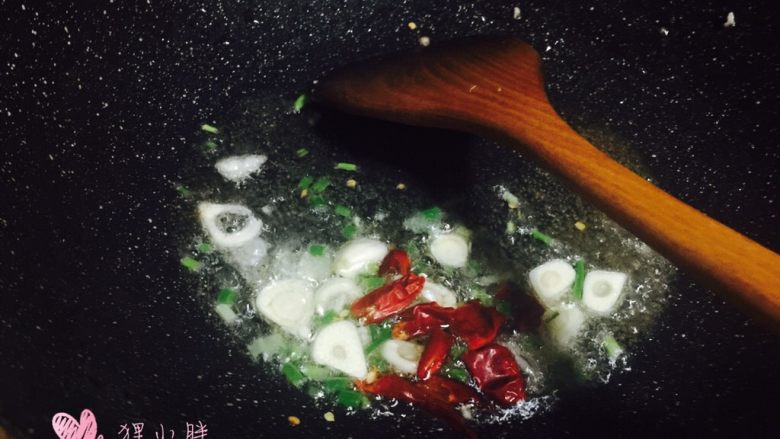 雪菜毛豆炒肉沫,锅内入少量油,下入葱蒜和干红辣椒爆香