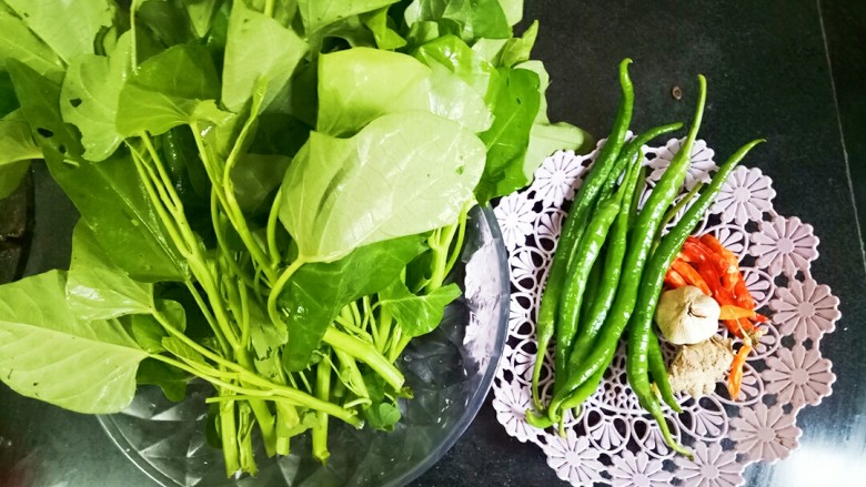 凉拌空心菜,材料提前准备好