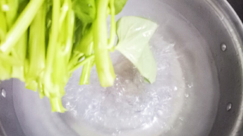 凉拌空心菜,烧一锅水,水开后放入空心菜