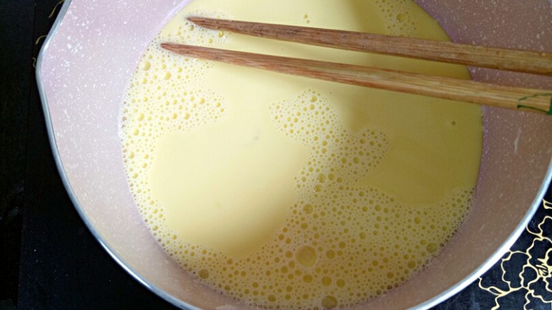 火龙果冰淇淋,然后在倒回奶锅,小火煮,边煮边搅拌,微微煮开就可以了