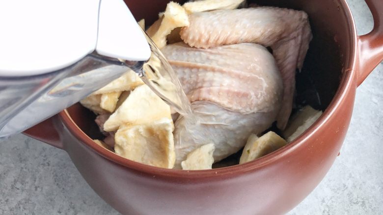 榴莲壳炖鸡,,水量以没过肉鸡表面为宜,水量一次加足~