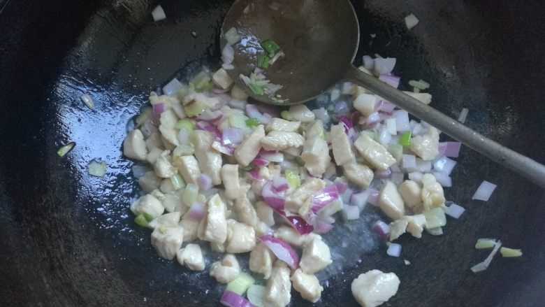 果干鸡肉披萨,下入洋葱碎煸炒均匀,至鸡丁八分熟,关火,待用。