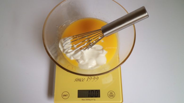 酸奶云朵戚风,酸奶放100g,搅拌均匀