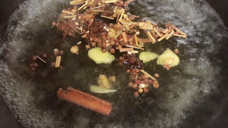 孜然羊排,水开后,放入调料煮出味