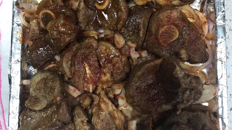 孜然羊排,20分钟后,拿出羊排,再翻面刷上一层油,一层蜂蜜,撒孜然,辣椒粉,再次放入烤箱20分钟