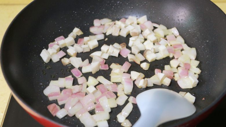 椰奶南瓜焗,加入杏鲍菇,煸炒几下