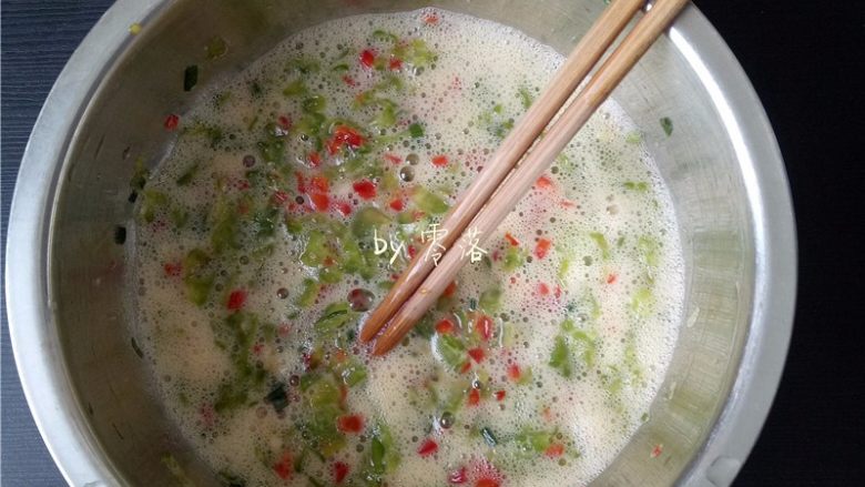 苦瓜蛋脯,用筷子搅拌均匀;