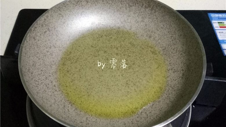 苦瓜蛋脯,平底锅里倒入适量<a style='color:red;display:inline-block;' href='/shicai/ 851'>橄榄油</a>;