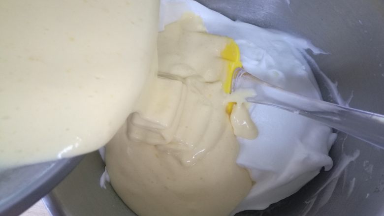 草莓蛋糕卷,倒回蛋白盆内,再次以翻拌手法混合均匀。