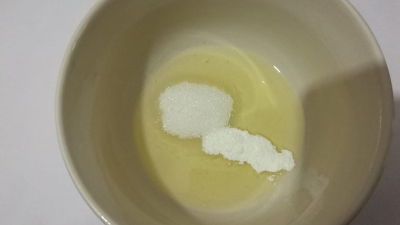 春色马卡龙,蛋白加入糖(我一次性加入的,也可分三次加入)。打发至湿性偏干状态。这一步可在糖水熬至100度开始。