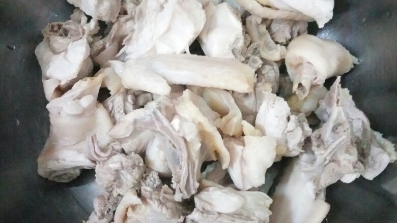 清润老鸡汤,清洗干净,沥干老鸡肉(鸡肉在市场已经让老板切好的,回家做菜就不用费劲啦!),忘记了拍清洗图片了!血淋淋的鸡肉图片不放啦!😄