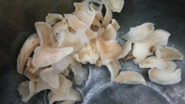 清润老鸡汤,百合干,清洗干净,浸泡一会