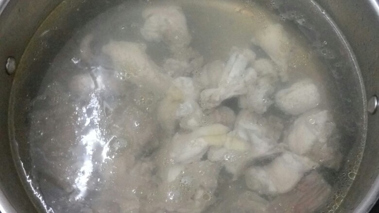 清润老鸡汤,洗煲,煮上适量的水,水沸后,把鸡肉放进去,进入飞水步骤!