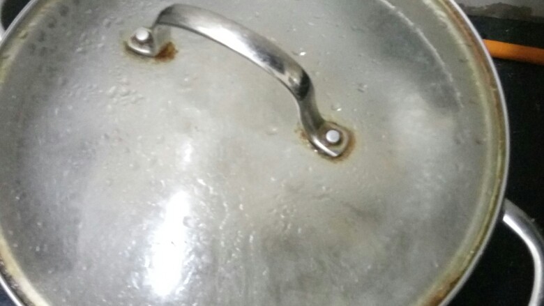 清润老鸡汤,煮一煲水,水要多些,煮的时间长,水会蒸化掉的,我放的水是3/4煲。开始煲汤的步骤啦!大火🔥程序