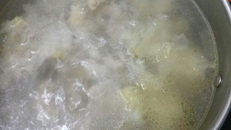 清润老鸡汤,再放雪耳!闷盖煮10分钟!大火程序