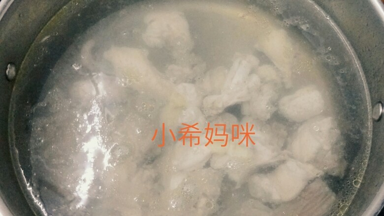 清润老鸡汤,水煮沸后,放入🐔鸡肉,盖上,煮30分钟!大火10分钟后转中火程序