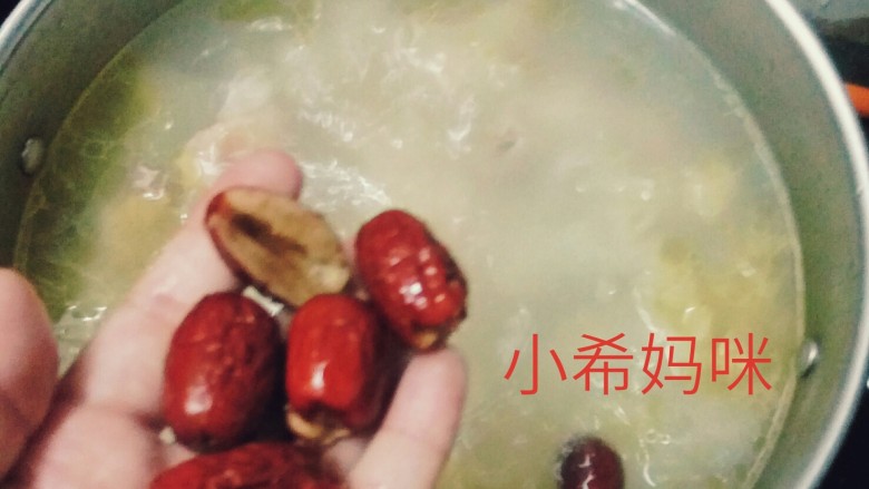 清润老鸡汤,30分钟后,再继续投放红枣!见煲中的汤太小了,不够一家人饮,我只好再加入煮沸的热水(一定要煮开的热水),蹭进去!没办法!如果够喝的,大家就不要加啦!