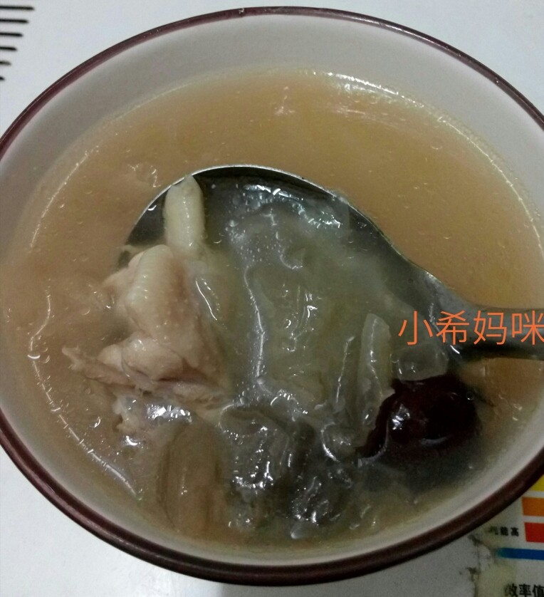 清润老鸡汤,撒上适量的盐,搅拌均匀后,盛上一碗,美美哒,放凉下就可以开动了!好甜,好清润的感觉!大家可以试试做!