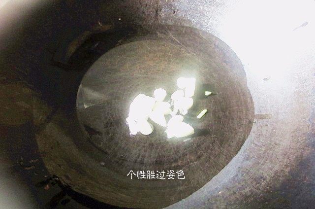 番茄鸡蛋面疙瘩汤,炒锅热后，倒入适量菜籽油，放入葱沫蒜末爆香，然后扔掉