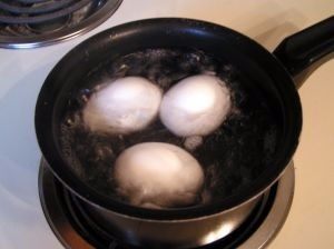 酱油拌面,煮几个白水鸡蛋,煮好后放入冰水中待用