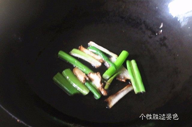 酱油拌面,坐锅点火放入少许油,下葱姜煸炒, 煎至焦黄时捞出扔掉