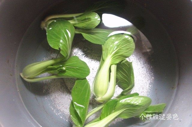 酱油拌面,小<a style='color:red;display:inline-block;' href='/shicai/ 3517'>青菜</a>洗干净待用