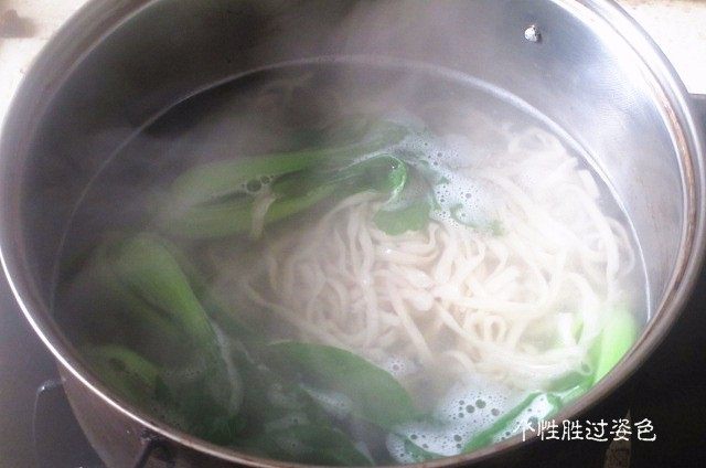 酱油拌面,锅内烧水,煮<a style='color:red;display:inline-block;' href='/shicai/ 526'>面条</a>和青菜