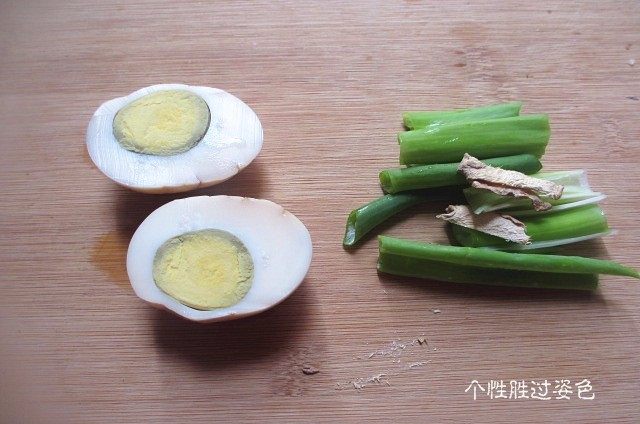 酱油拌面,卤蛋切开待用,葱姜切成长条待用