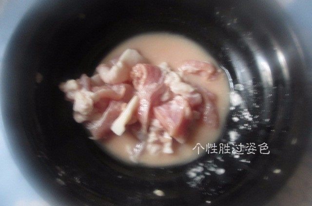 锅巴肉片,剩米饭的妙用,五花肉切成片, 放入盐, 料酒, 生粉等调味料搅拌均匀后腌制一下;