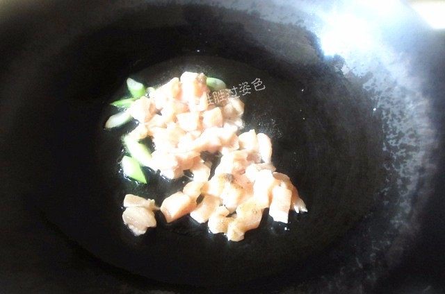 皮卡丘焖饭,锅内放葱姜爆香，放入鸡肉煸炒