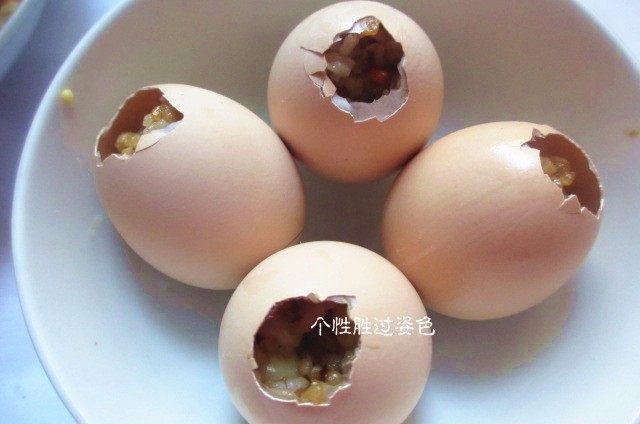 糯米蛋,放糯米馅料进去,装入九成满即可。