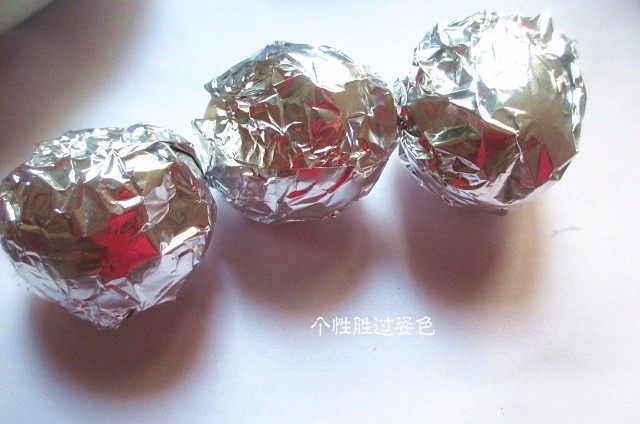 糯米蛋,蛋的外面包上锡纸,上锅大火蒸20分钟