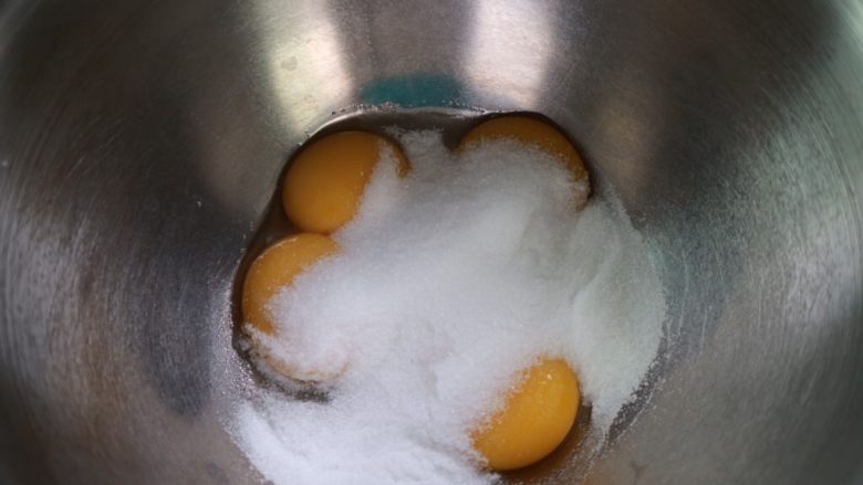 超软流心奶黄包,倒入细砂糖,搅拌打散,细砂糖不需要融化,蛋黄也不需要打发