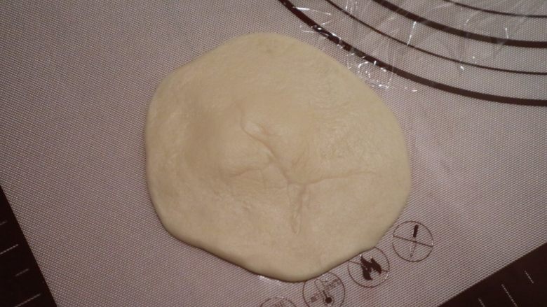 超软流心奶黄包,小剂子重新揉圆后
擀开成中间厚四周薄的圆形