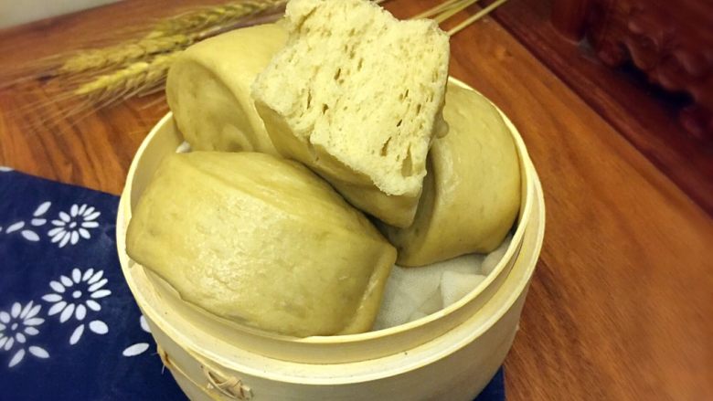 红糖馒头,趁热,出锅,松软、香甜的红糖馒头就可以吃了;