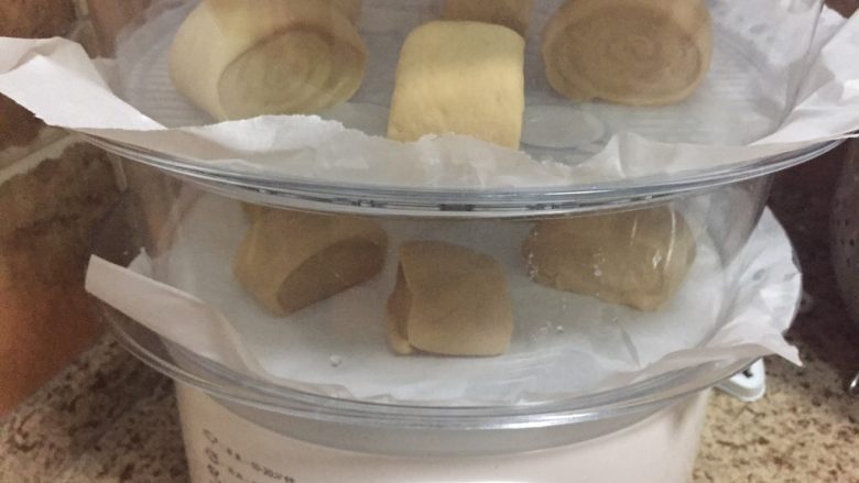 红糖馒头,盖好,静置10分钟,发酵变大;
