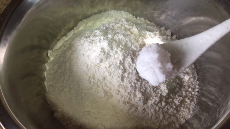 红糖馒头,在面粉中,加入一小勺的盐,搅拌;