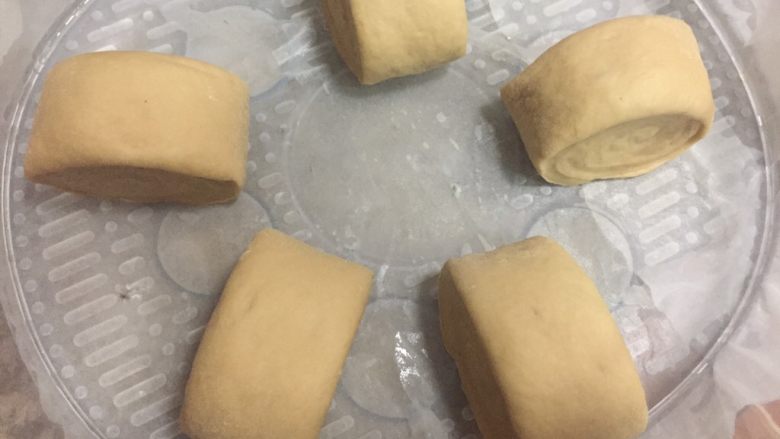 红糖馒头,在蒸锅中,放入油纸;依次摆好;