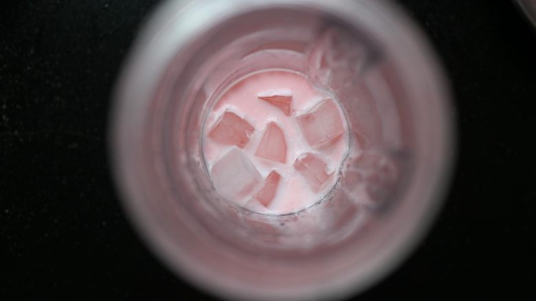 草莓星冰乐,然后将融化好的草莓巧克力奶液倒入料理机,在加入冻好的<a style='color:red;display:inline-block;' href='/shicai/ 12035'>冰块</a>,制作成冰沙
