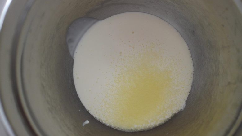 草莓星冰乐,接下来开始打发表面装饰用的淡奶油,将细砂糖和淡奶油倒入一个无油无水的盆子中