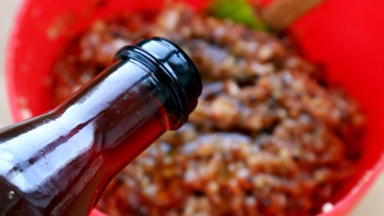 抱蛋煎饺,5.将芹菜木耳和拌好料的<a style='color:red;display:inline-block;' href='/shicai/ 40875'>鸡肉泥</a>统统拌在一起，最后倒入10克<a style='color:red;display:inline-block;' href='/shicai/ 738'>葱油</a>和10克香油拌匀，馅料就调好了。