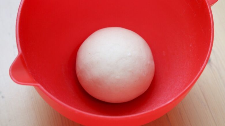 抱蛋煎饺,
6.<a style='color:red;display:inline-block;' href='/shicai/ 519'>面粉</a>400克加240克的温水和成湿软的面团,静置15分钟后再来和面2分钟;再静置20分钟,最后和成这样光滑的面团。