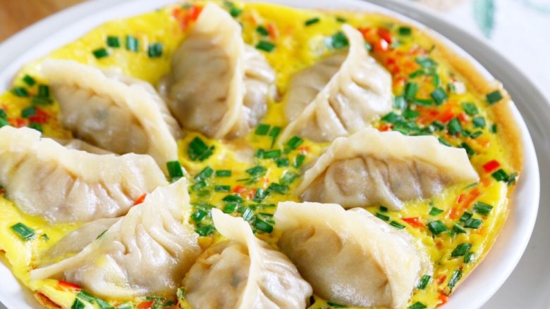 抱蛋煎饺,12.盖锅用中小火煎,大约5分钟;锅里还有点水气时,将蛋液沿锅边倒入,盖锅继续煎1-2分钟至蛋液凝固就可出锅享用。
注:饺子在锅里的图片忘记拍摄,借用成品图描述。