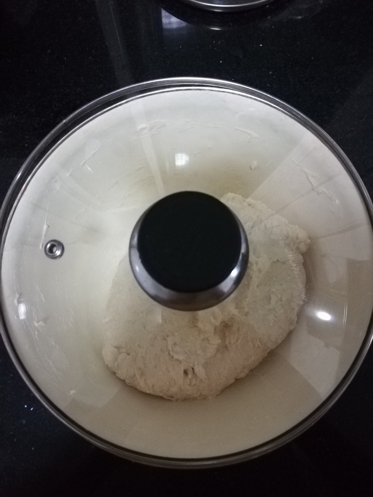 记忆中的鸡蛋灌饼,将面揉好,醒一个小时(时间越长越好,我是前一天晚上和好,早上起来正好用)