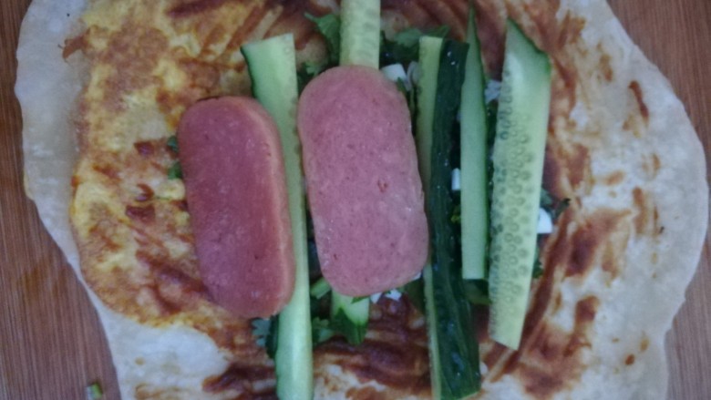 记忆中的鸡蛋灌饼,撒上葱和香菜,放在黄瓜条和火腿
