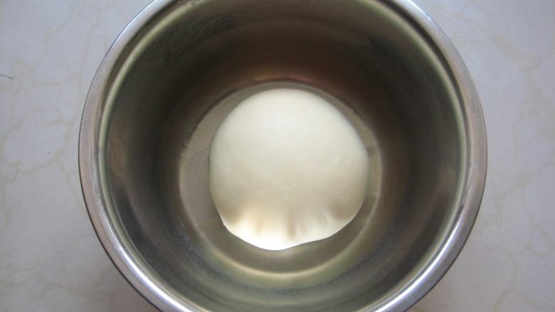 寿司面包卷:来个口味丰富的咸面包换换口味,然后滚圆面团,将面团放入容器中,再放入发酵箱中进行然后滚圆面团,放入容器中,再放入发酵箱中进行基础发酵。
