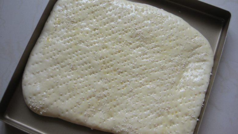 寿司面包卷:来个口味丰富的咸面包换换口味,放入发酵箱中进行整形发酵,发酵至原来的1.5倍大,在表面刷上蛋液,撒上一层<a style='color:red;display:inline-block;' href='/shicai/ 678'>白芝麻</a>,进行烘烤。