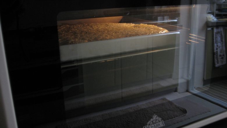 寿司面包卷:来个口味丰富的咸面包换换口味,烤箱提前预热,上管180度,下管170度,中层,12分钟。(时间温度仅供参考,请以自家烤箱脾气适当调整)