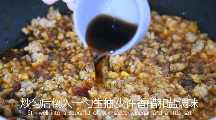 适合夏天在家做的家常菜——肉末蒸豆腐,炒匀后倒入一勺生抽,少许香醋和盐调味